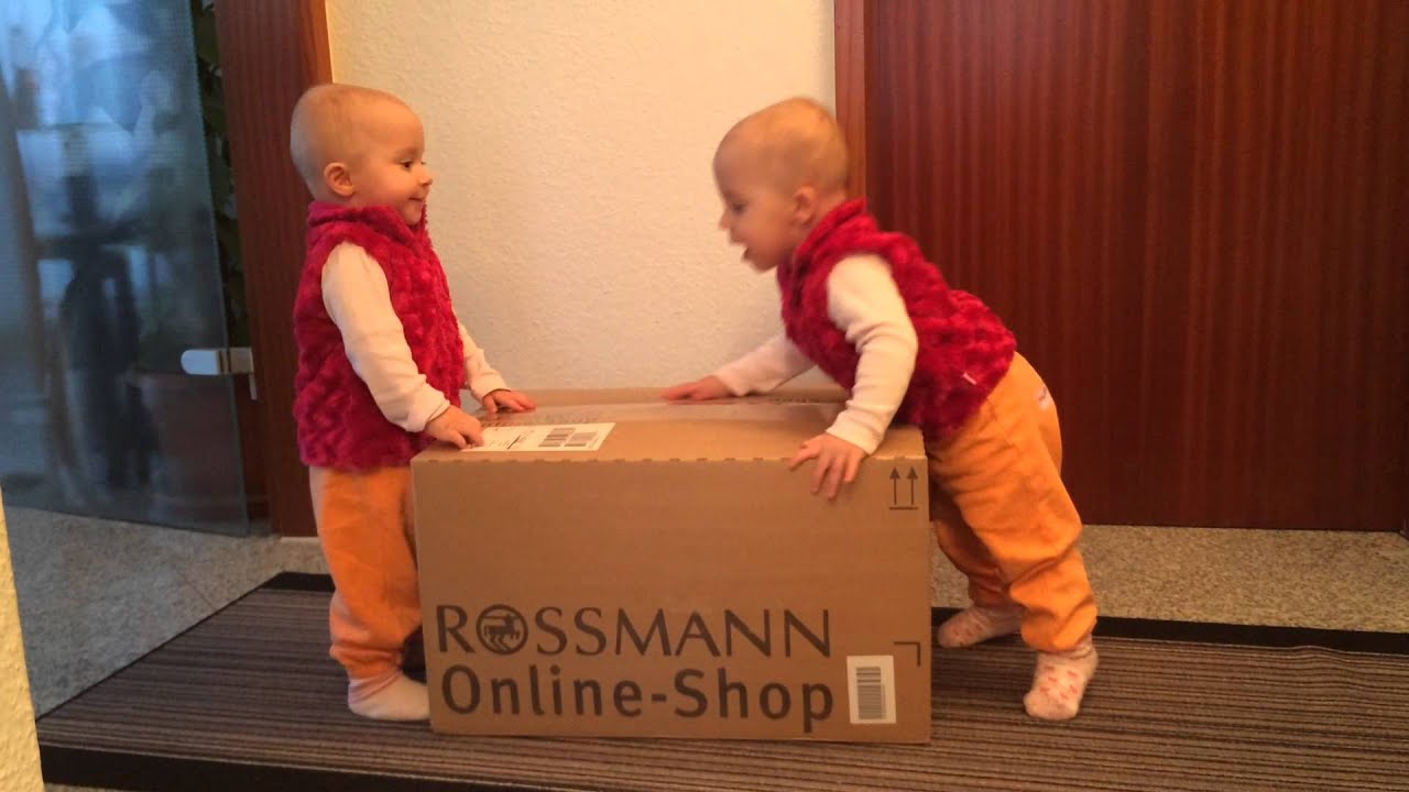 Zwillinge haben ein Paket  bekommen, Blizanci (Blizanke) dobile paket