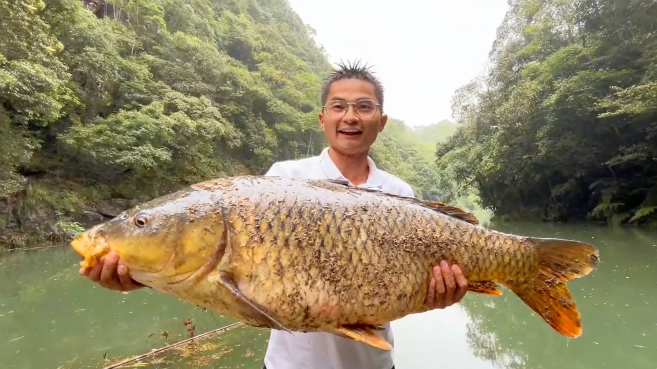 探钓水库垂钓巨物！突然遭逢暴雨天气，钓起百斤大板鲫，真是皇天不负苦心人！【小宋野钓】