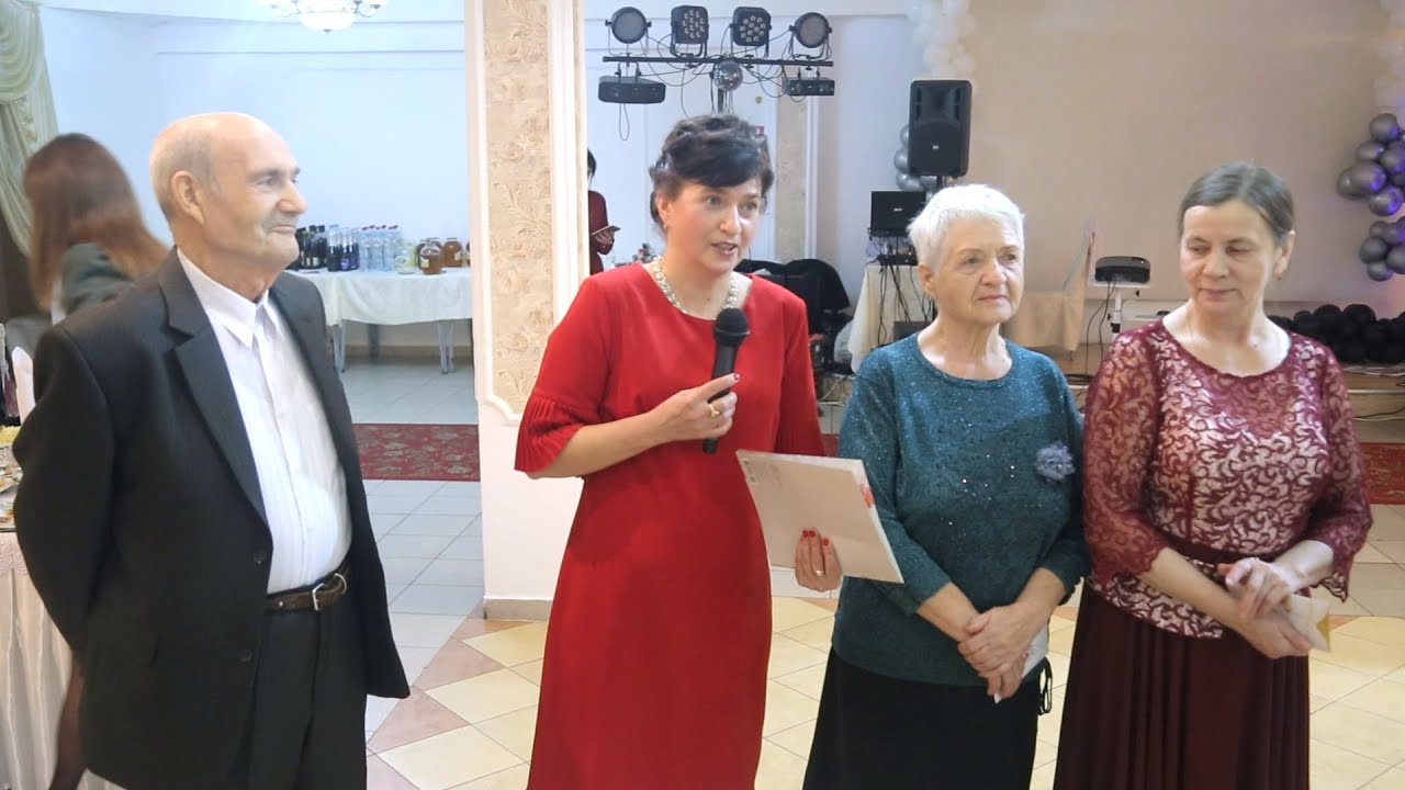 Бабушки поздравляют молодожёнов на свадьбе