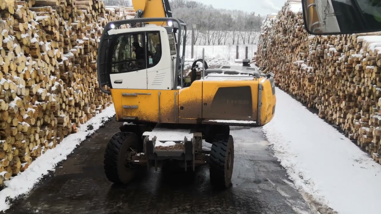 Liebherr LH 50 Timber dreht durch Glatteis