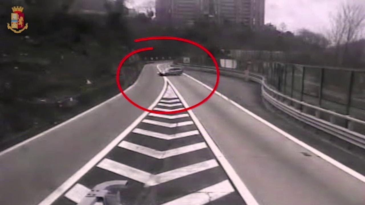 Genova, doppia follia in autostrada: fa inversione e imbocca lo svincolo contromano