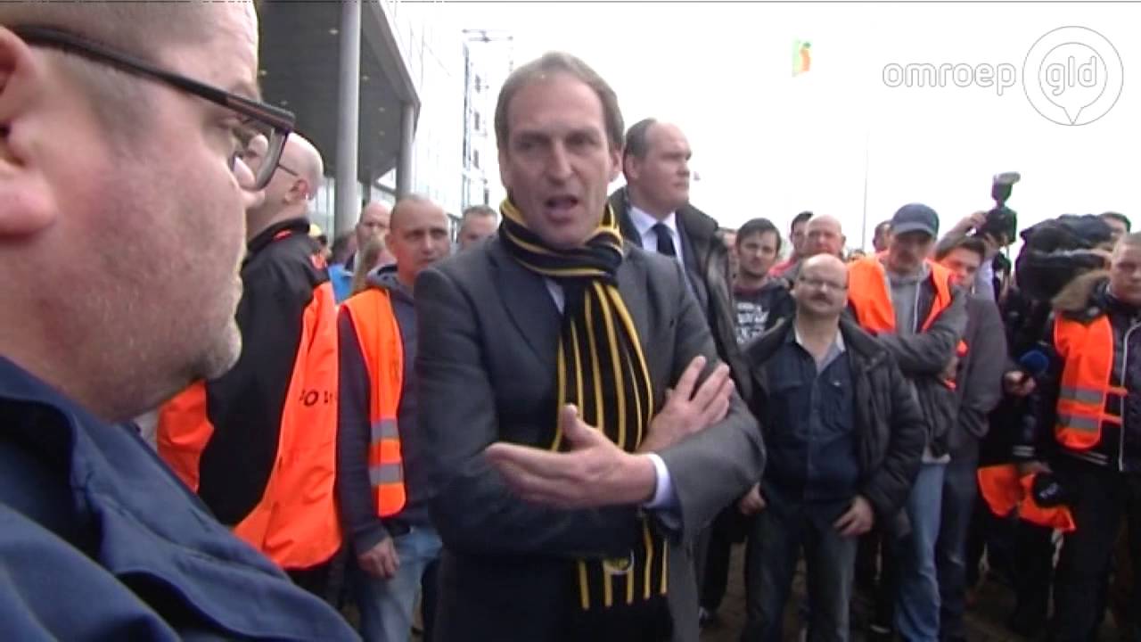 Vitesse-fans praten met directeur Joost de Wit