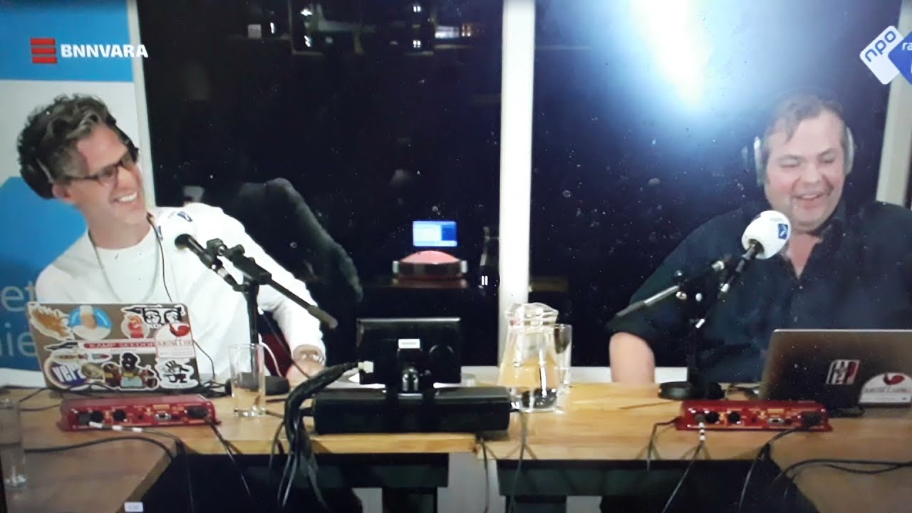 Meindert zingt 'Ik ben Louis van Gaal' bij Dijkstra en Evenblij ter plekke in Ternaard (19-9-2021)