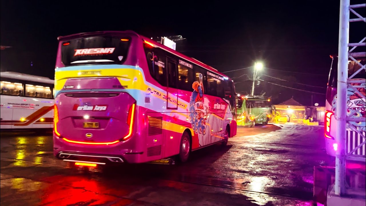 Odong odong bus tayo keluar masuk parkiran simpangan