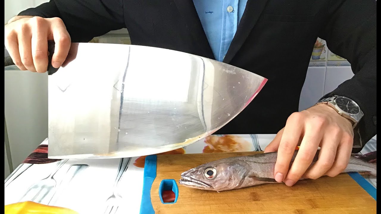 MÁXIMA PRECISIÓN increíble forma de QUITAR LA ESPINA MERLUZA cutting fish wearing a suit