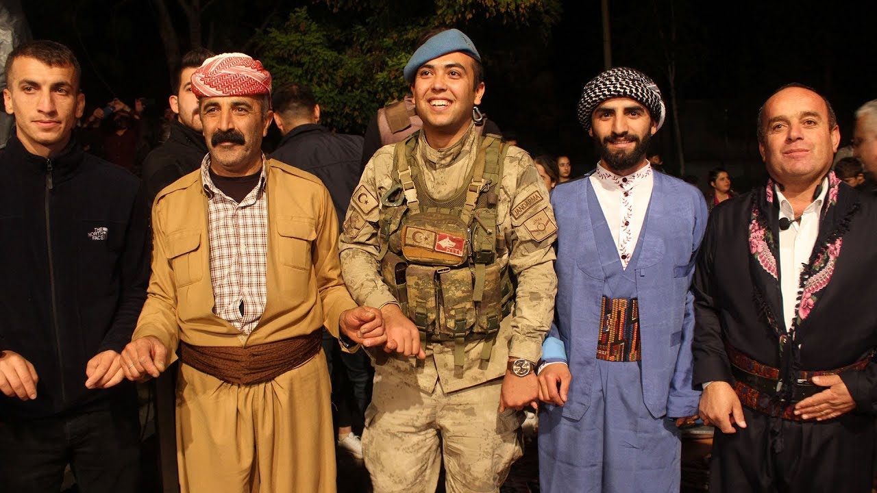 Çukurcalılar asker ve polisle halay çekti