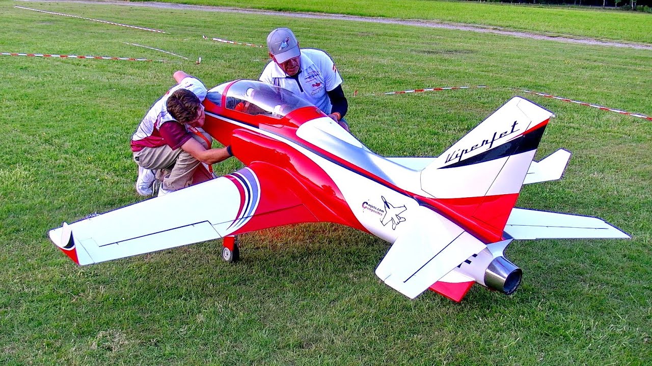 WOW !!! STUNNING !!! HUGE RC VIPERJET AEROBATICS / SCALE MODEL TURBINE JET / FLIGHT DEMONSTRATION !!