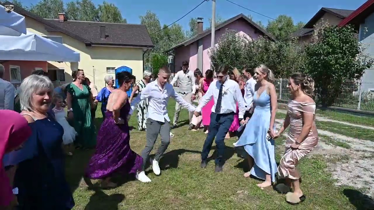 Svadbeni običaji u punom sjaju ispred mladine kuće, kolo
