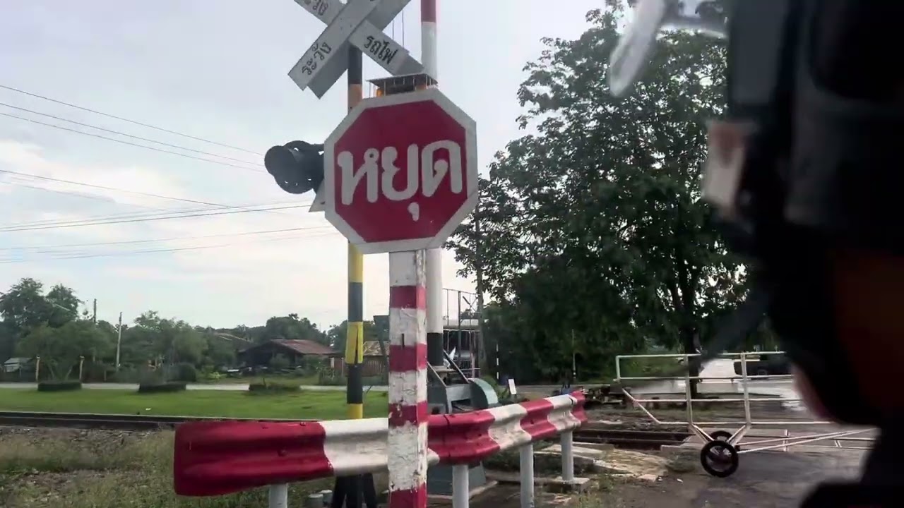 ขบวน 7 กรุงเทพ-เชียงใหม่   เครื่องกั้นรถไฟวังกะพี้ชำรุด ￼