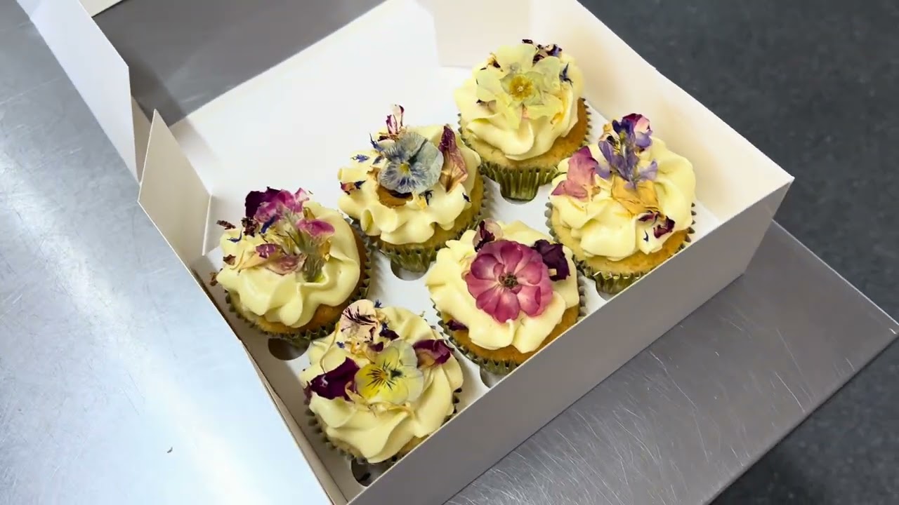 Vanilla cupcakes with edible flowers on top 🌸
