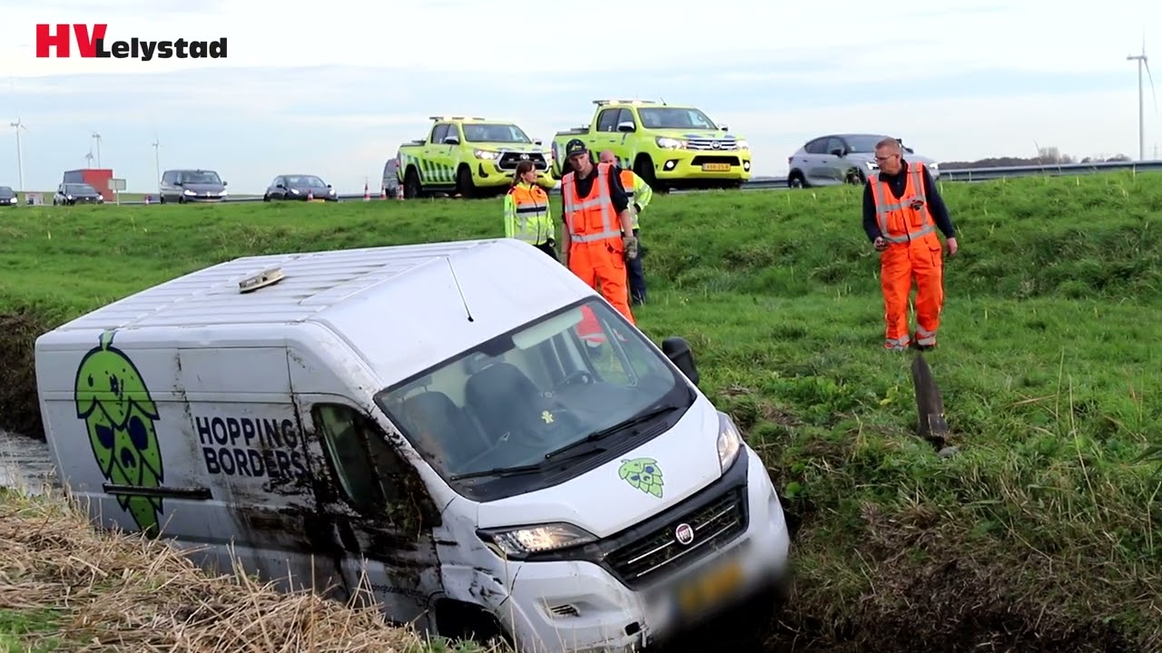 Busje belandt in sloot langs A6 bij Lelystadbusje