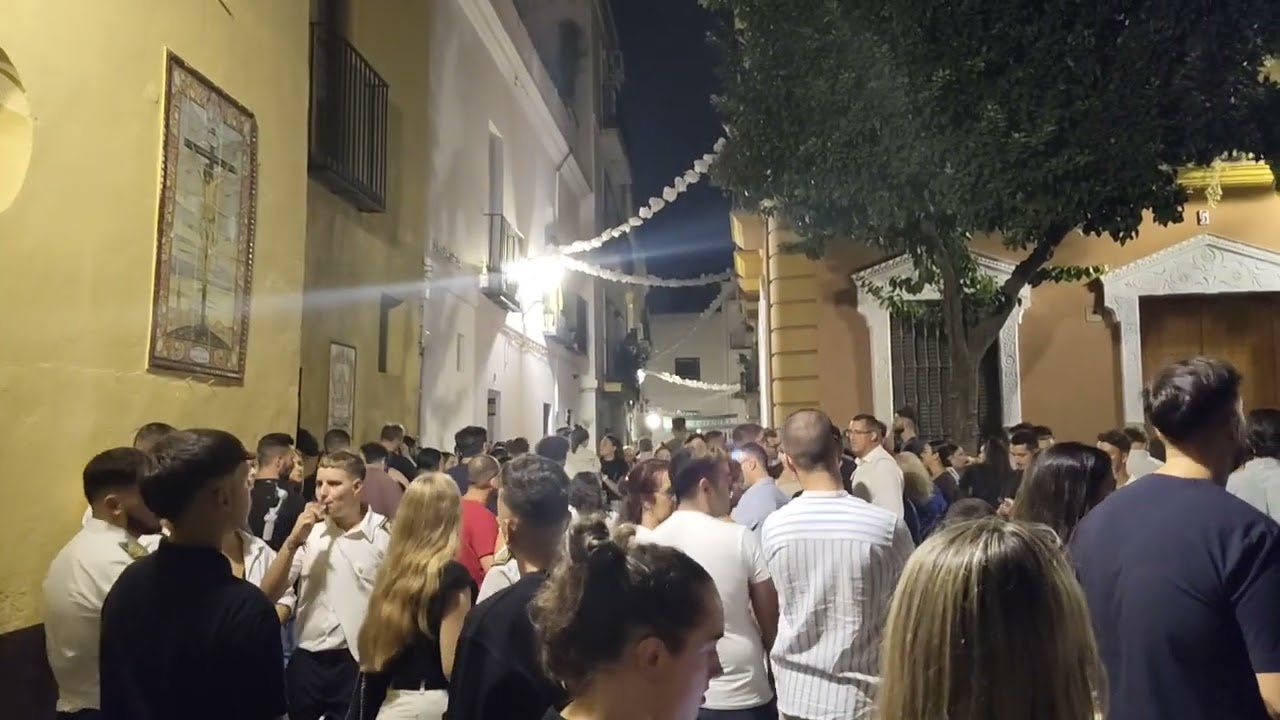 🔴 llegada de la banda de las Tres Caídas de Triana a la plaza de San Martín (Divina Enfermera) 2024.