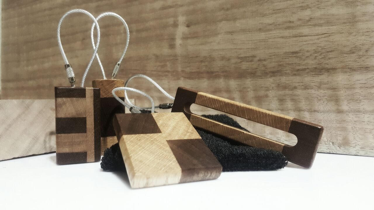 سلسلة مفاتيح خشبية wooden keychain