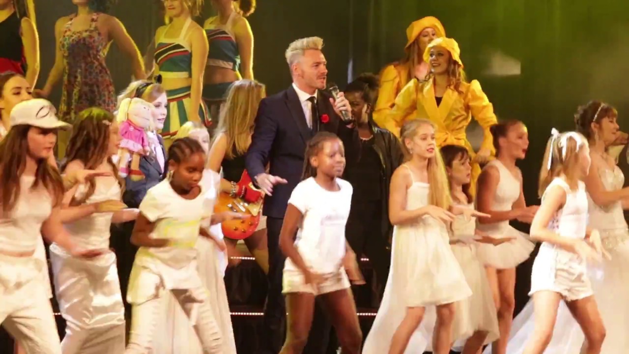 Bigger - Isabella Jane, Graeme Watkins & The Cast of Born To Perform 2016