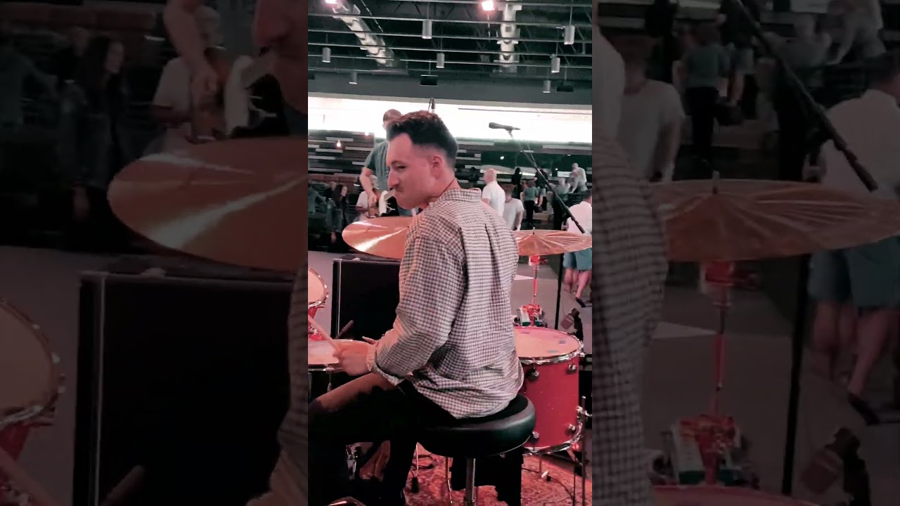 Mi hijo tocando batería con Josh Havens ( The Afters band)