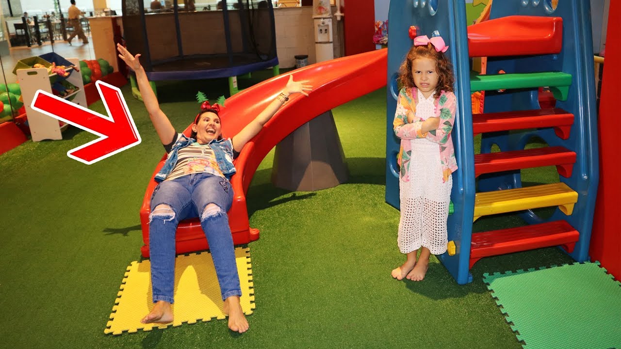 MAMÃE E FILHA BRINCANDO NO PARQUINHO