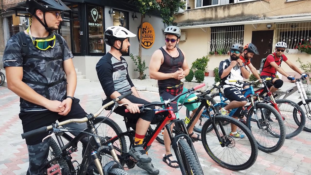 Off-road neper kodrat e Tiranes me bicikleta enduro | ABC News Albania