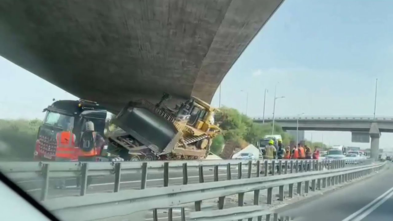 4 שעות בפקק: משאית התנגשה בגשר - כביש 1 נסגר לתנועה