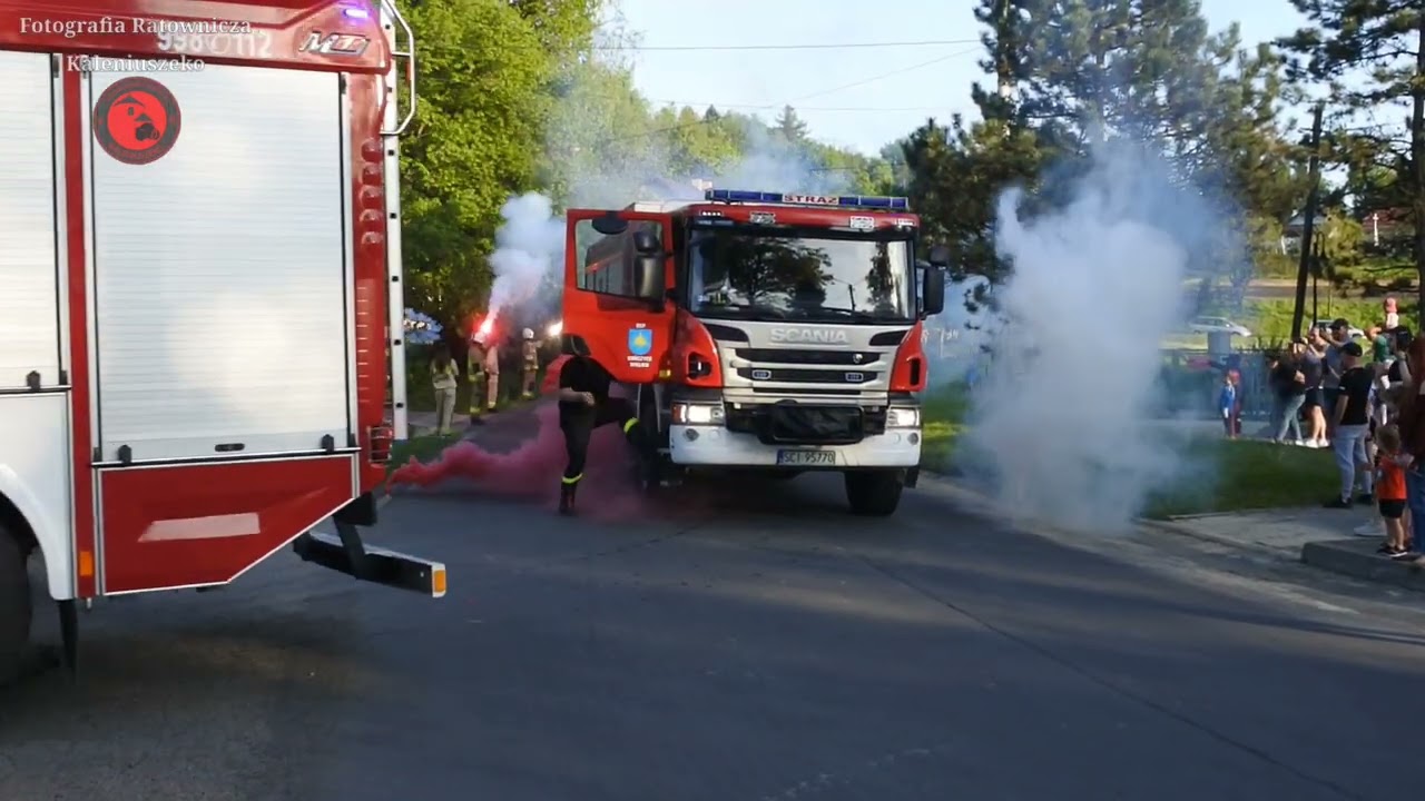 Przejazd korowodu podczas powitania "nowego" Samochodu Ratowniczo-Gaśniczego dla OSP Hażlach.
