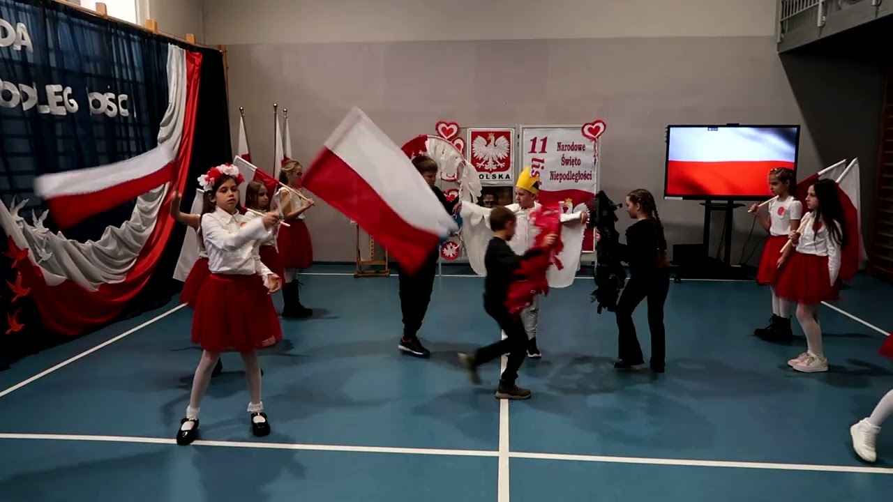 Dzień Niepodległości- taniec z flagami