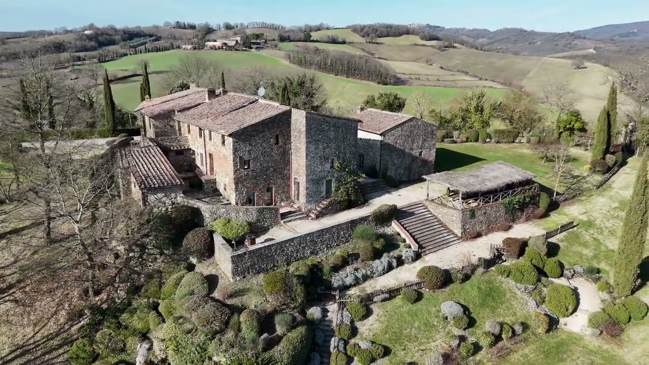 Villa di campagna con dependance, parco e doppia piscina panoramica nella campagna di Siena