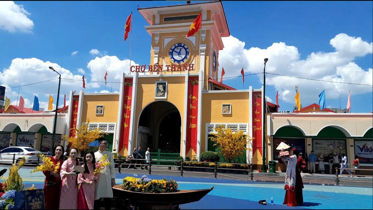 Chợ Bến Thành ngày nay - Sài Gòn đẹp lắm, Sài Gòn ơi, Sài Gòn ơi.
