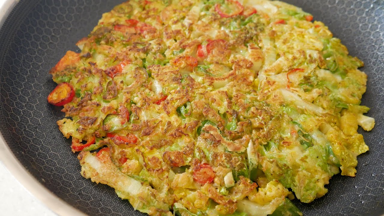 배추전 마법의 000가루 넣으면 전 맛이 달라집니다. 이렇게 구우면 배추전도 바삭해요.