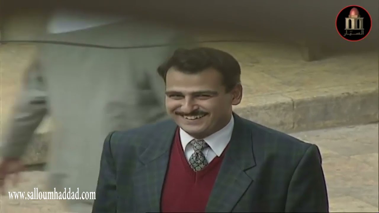 السيد مراد يبادل النظرات لسعاد من الشباك اثناء طوشة اهل السوق