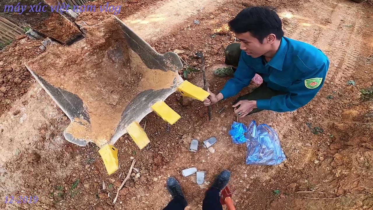 Thay Bộ Răng Gầu Mới và So Sánh Răng Gầu Cũ và Mới Khi Xúc Đất Lên Xe Ô Tô  MÁY XÚC VIỆT NAM VLOG