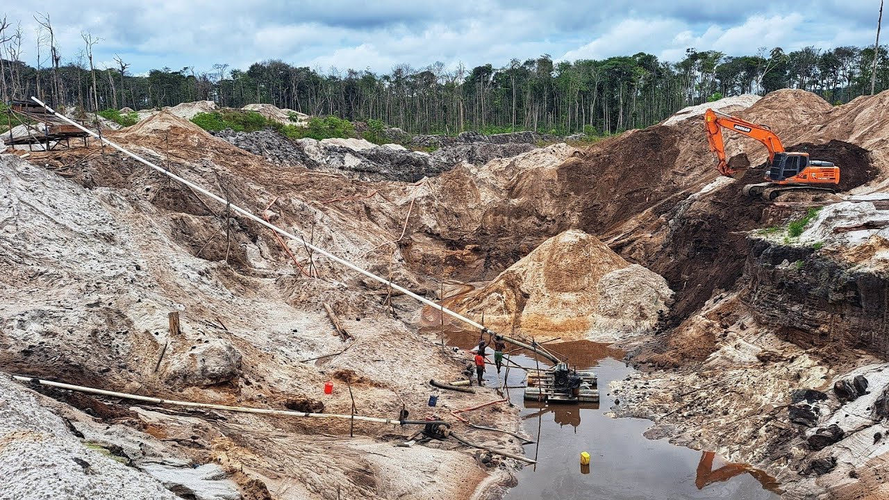 GOLD MINING VILLAGE ISSANO.