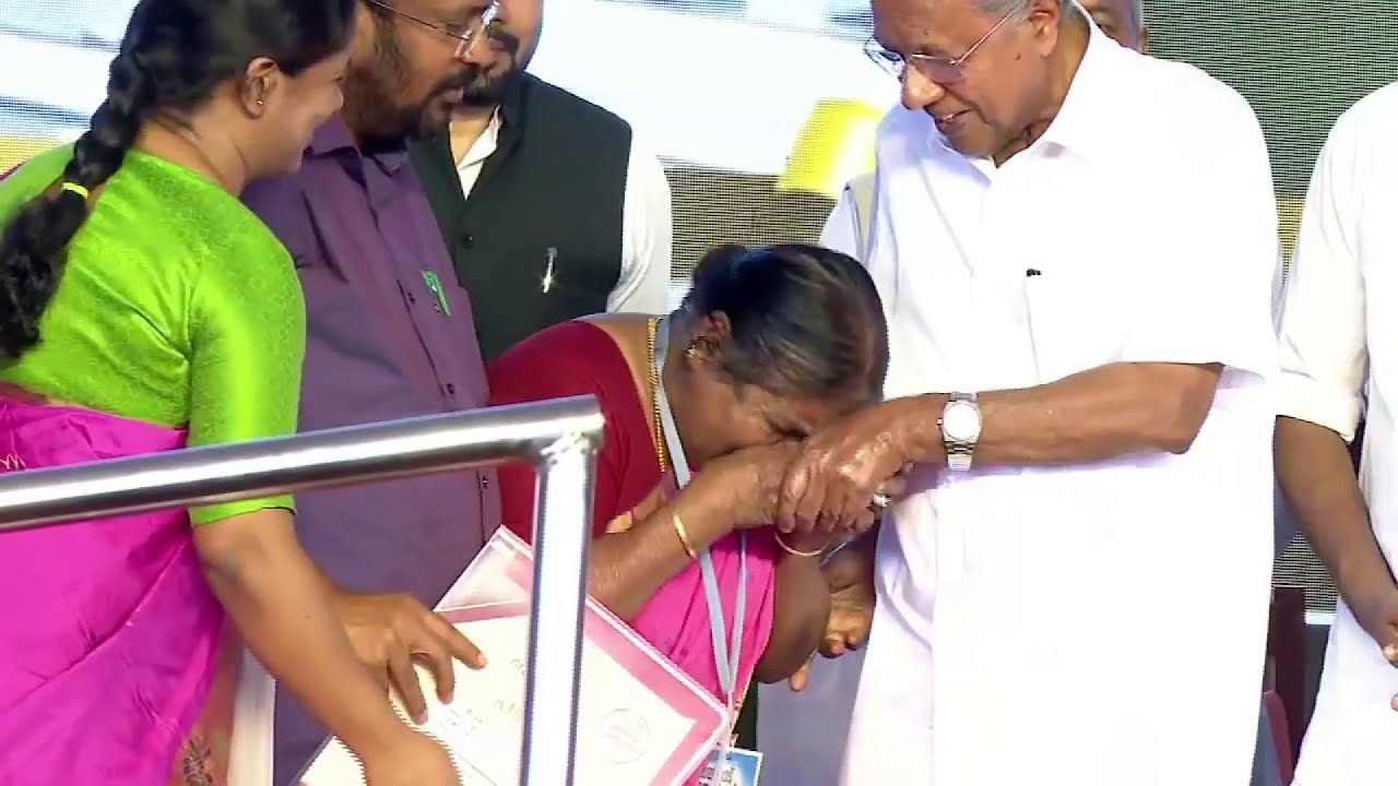ദുരന്തബാധിതർക്ക് താക്കോൽ കൈമാറി മുഖ്യമന്ത്രി, വേദിയിൽ വൈകാരിക നിമിഷങ്ങൾ | Wayanad