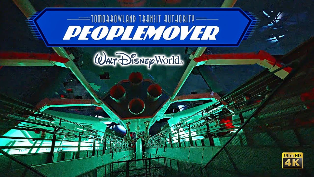 Управление общественного транспорта Tomorrowland PeopleMover ночью, низкая освещенность, 4K POV, ...