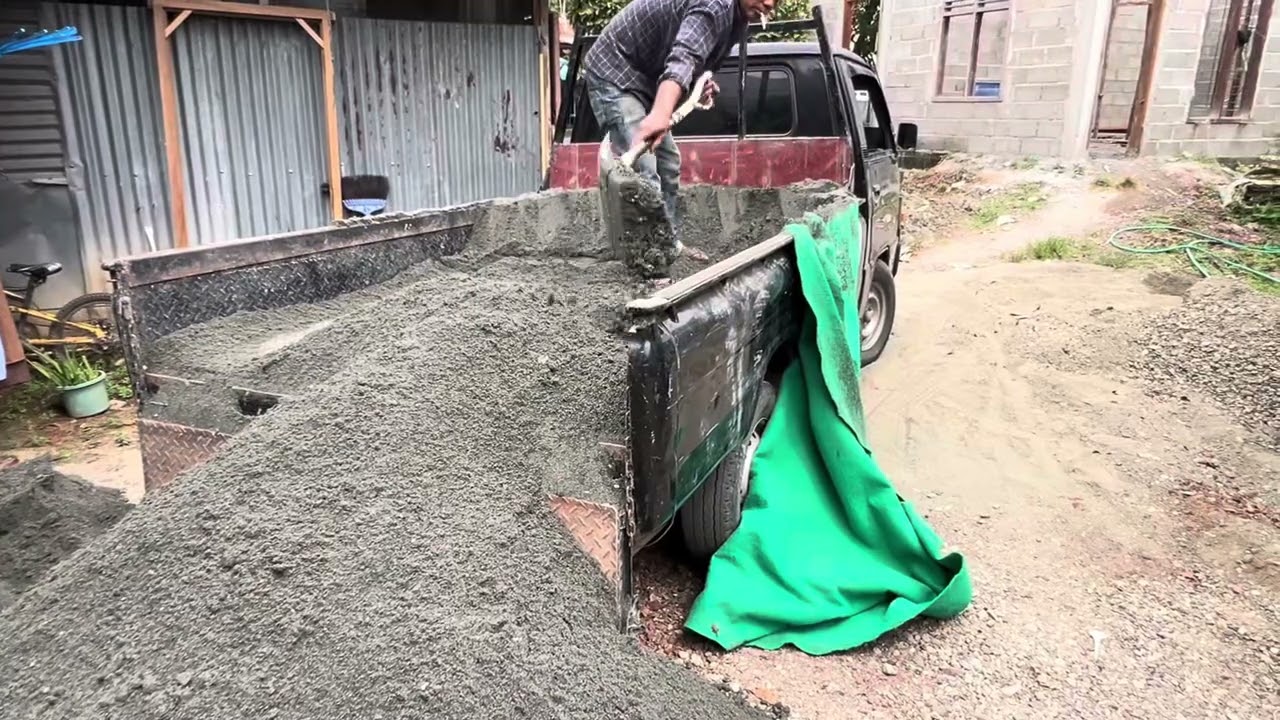 The Process Of Loading Sand In To The L-300 Car | Mitsubishi L-300 Pick Up