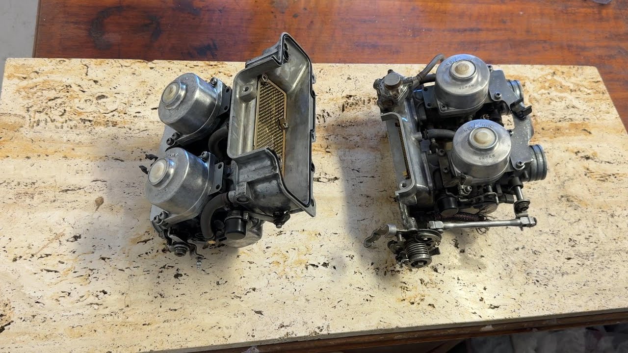 My Free Honda Goldwing GL1000, Carburetor 10C, Attaching the 4 Carburetors