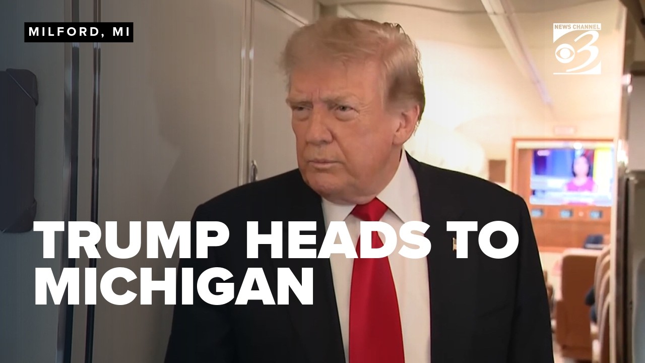 Дональд Трамп общается с журналистами перед визитом в Мичиган для защиты своей экономической поли...