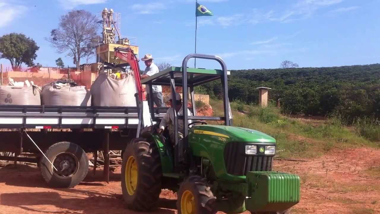 Movimentação de big-bags com café beneficiado