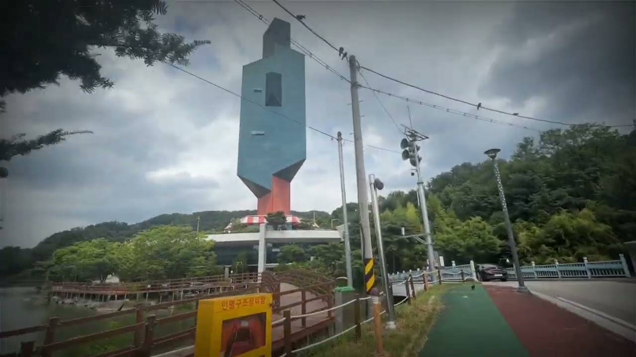 저수지 한편에 방치된 채 우뚝 서있는 명암타워 탐방