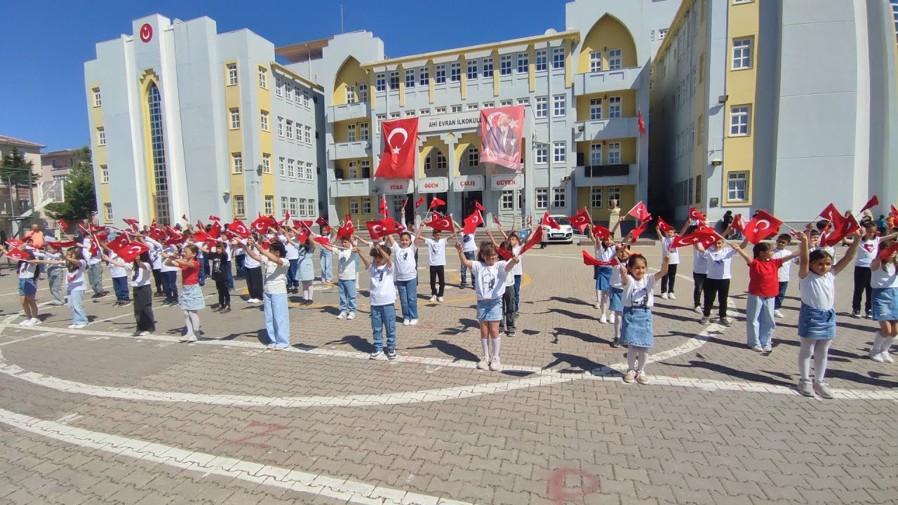 3C, 3D ve 3E Öğrencilerinin Birlikte Hazırladığı Sonsuza Adlı Gösteri