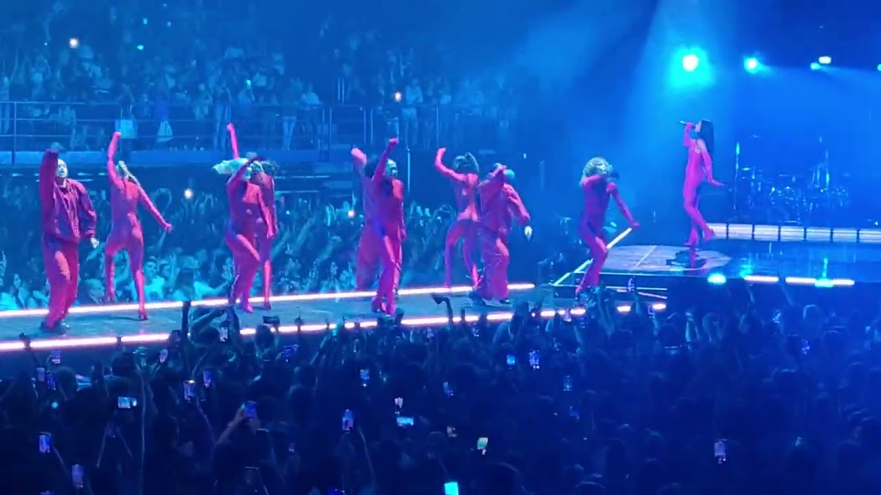 Dua Lipa falls while singing Be The One at the Future Nostalgia Tour in Milan 26 May 2022