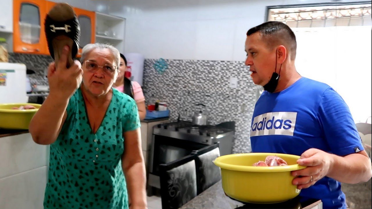 A DONA MAZÉ FICOU IRRITADA E BOTOU O NILDO PRA CORRER - Izia e Nildo Barroso