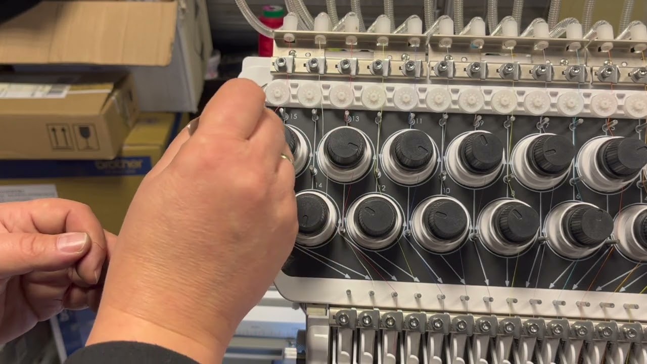Nawlekanie nici Haftex 1501 MAX II oraz nawlekanie nici spodniej w bębenku