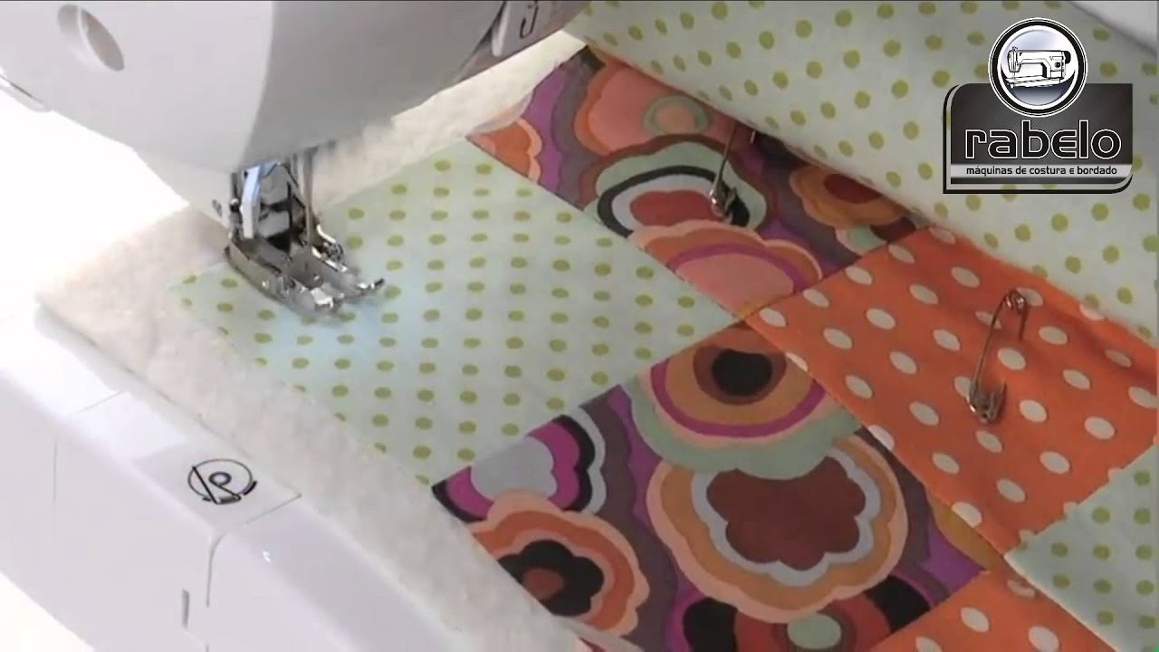 Calcador com transporte superior para acolchoados (quilting)