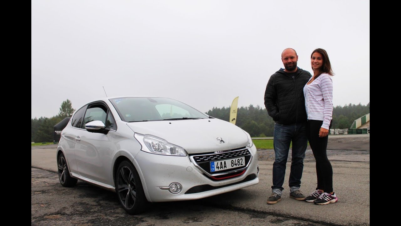 Domácí autoškola - GARÁŽ.cz - Krásná studentka a Peugeot 208