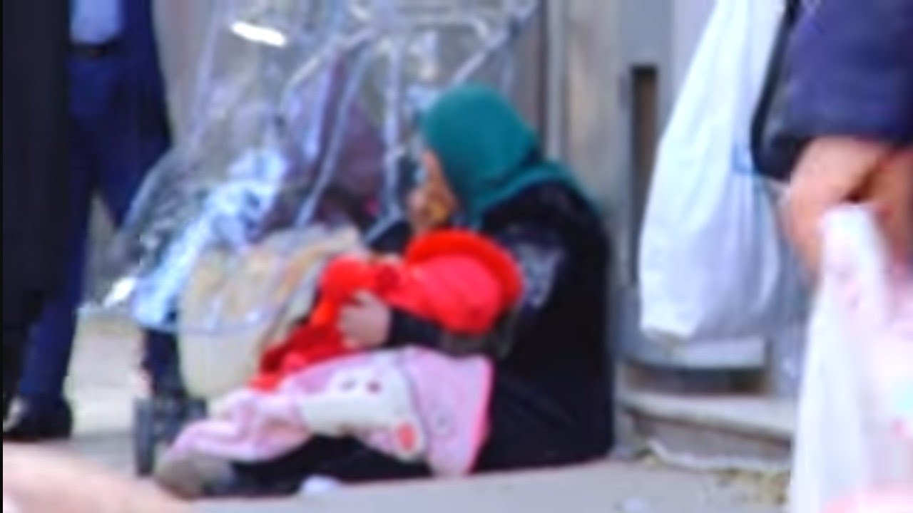 فضحها ابنها ذي ال9 أعوام..مداهمة منزل متسولة...حجز 160 مليون وباسبورات وتبين أن لديها 3 منازل!