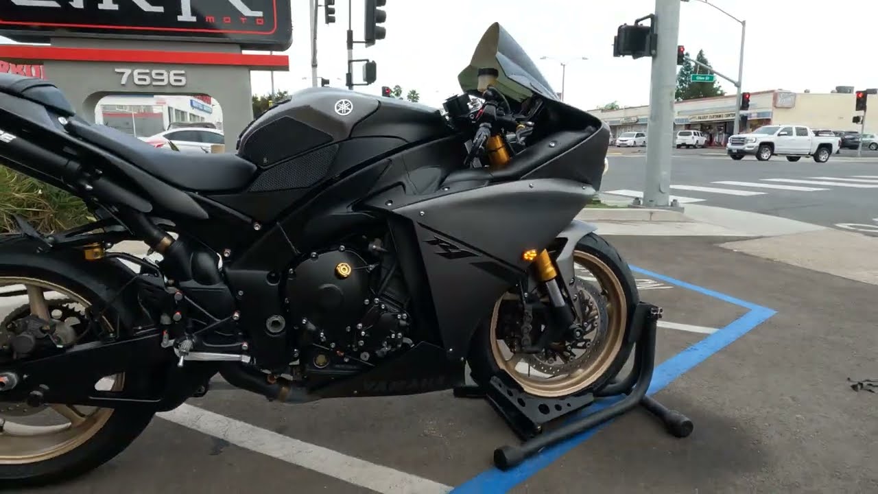 2014 Yamaha R1 / Walk Around / Start Up / Sound Clip