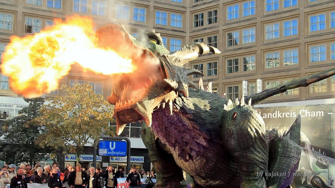 Der Drache schreitet am Alexanderplatz #2, grösster Schreitroboter der Welt