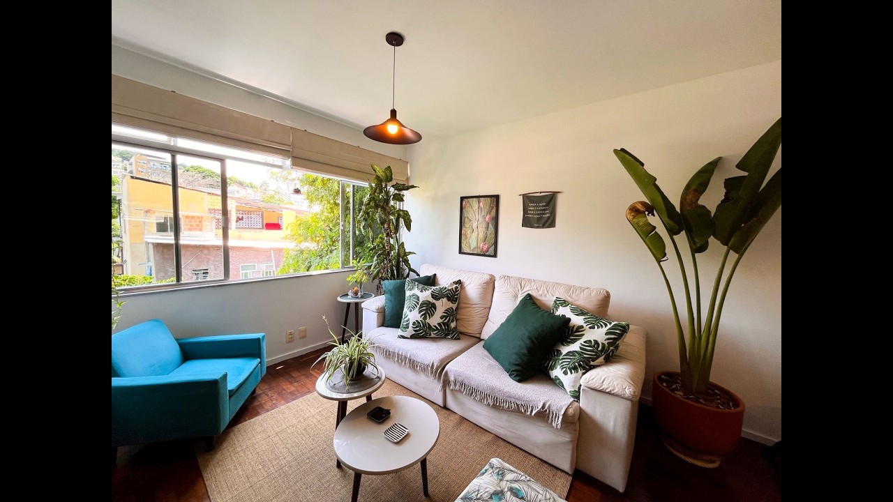 Apartamento de 2 quartos com dependência completa e prédio com elevador.