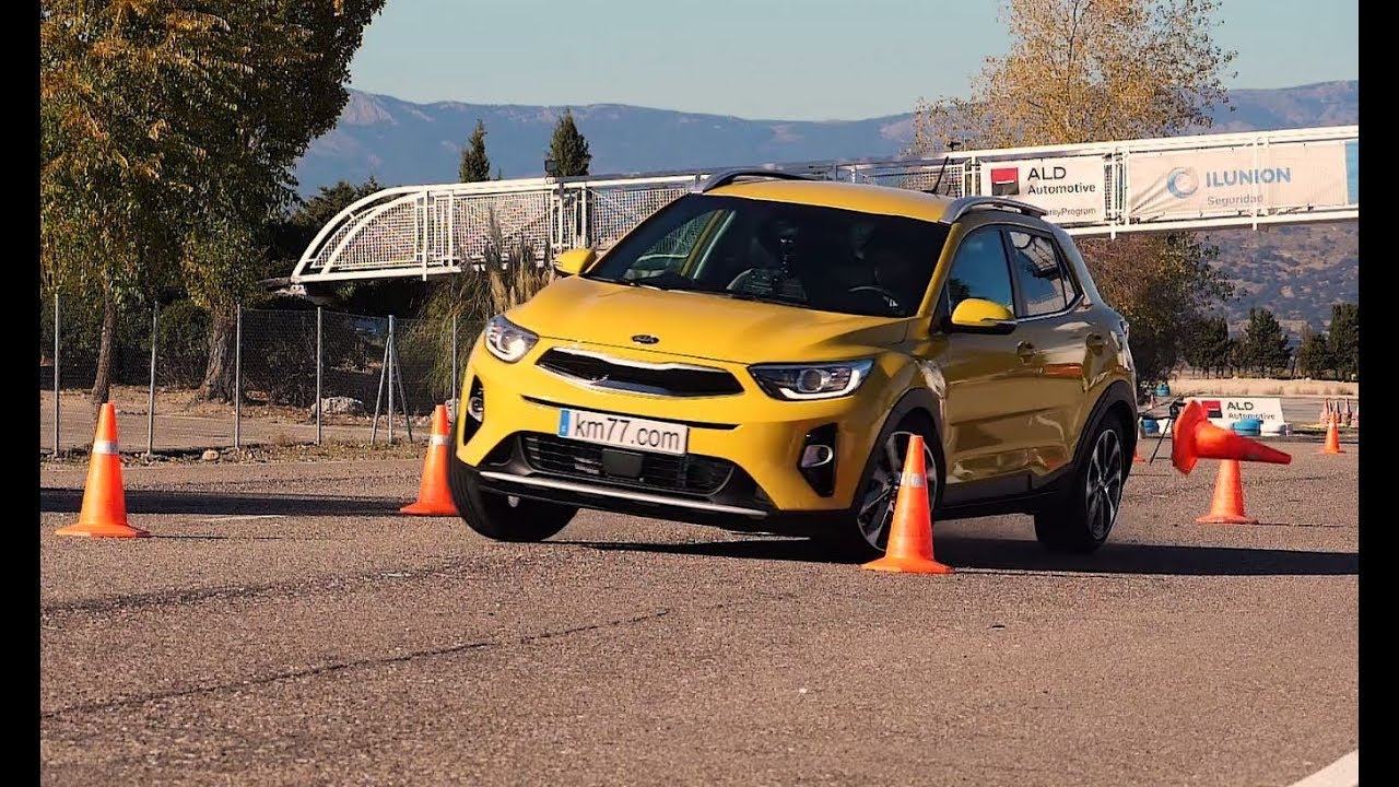 KIA Stonic 2017 - Maniobra de esquiva (moose test) y eslalon | km77.com