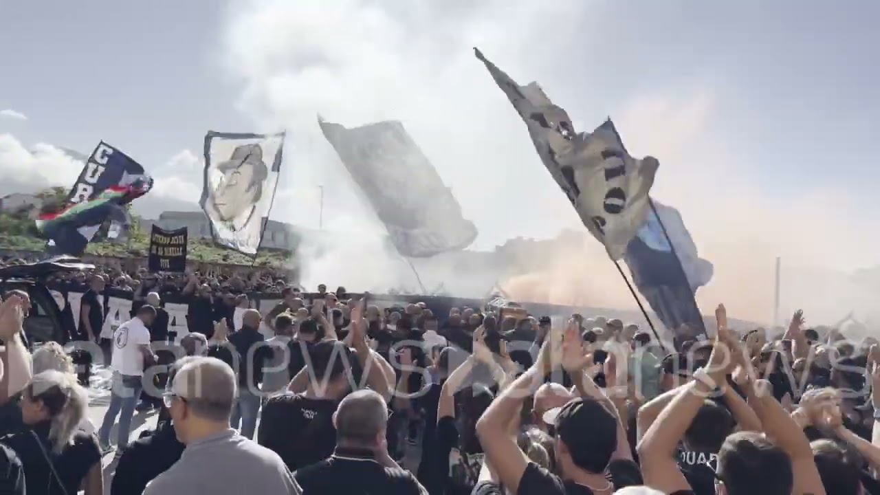 I funerali dello storico leader ultras Fedayn Napoli: striscioni per Luciano Rececconi