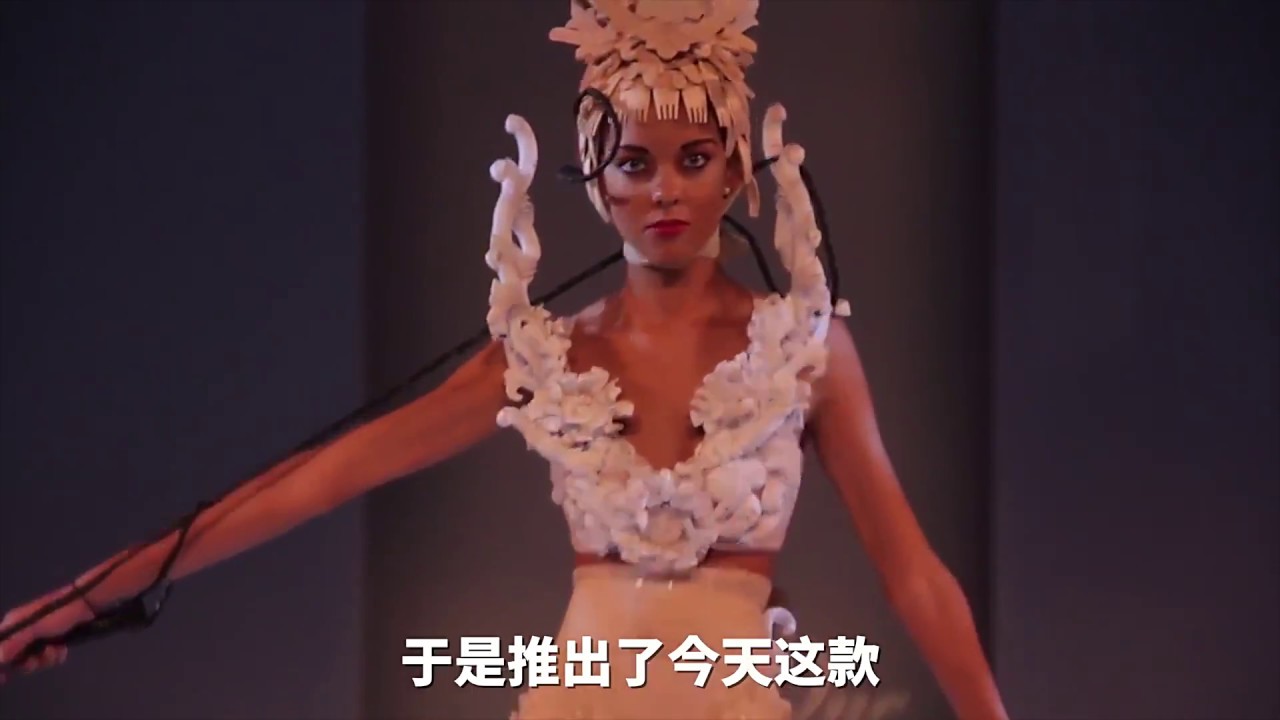 奇葩走秀！模特&ldquo;69式&rdquo;倒掛出場引圍觀